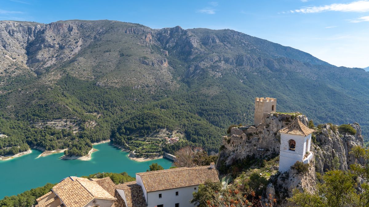Jedna z nejhezčích španělských vesnic láká na hrad i erotické miniatury